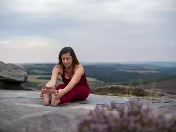 Yoga Penyembuhan Restoratif: Menenangkan Tubuh Fisik (Seri 6 Minggu)