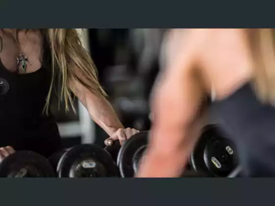 Compuestos y dosis más seguros para el crecimiento muscular en mujeres